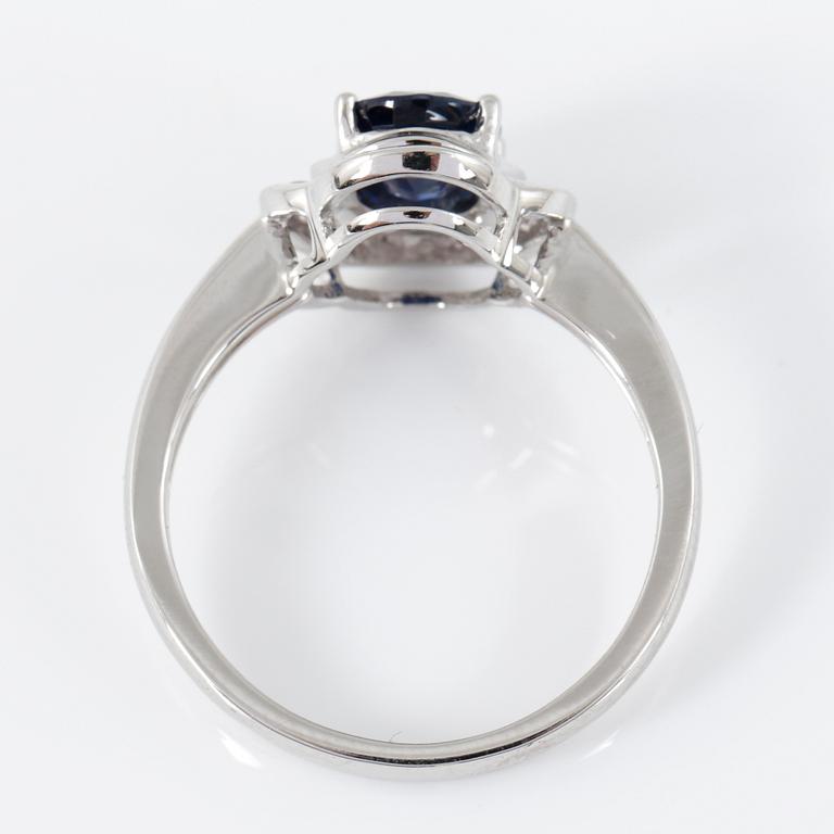 RING, 14K vitguld med ovalslipad safir tot ca 1,24 cts omgivs av 16 åttkantslipade diamanter. Vikt 3,47 g.