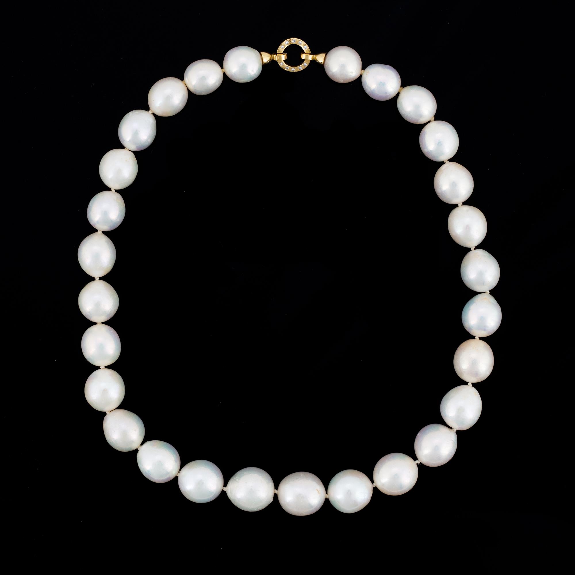 COLLIER, med odlade pärlor.