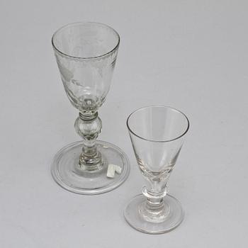 GLAS PÅ FOT, 2 st, 1700/1800-tal.