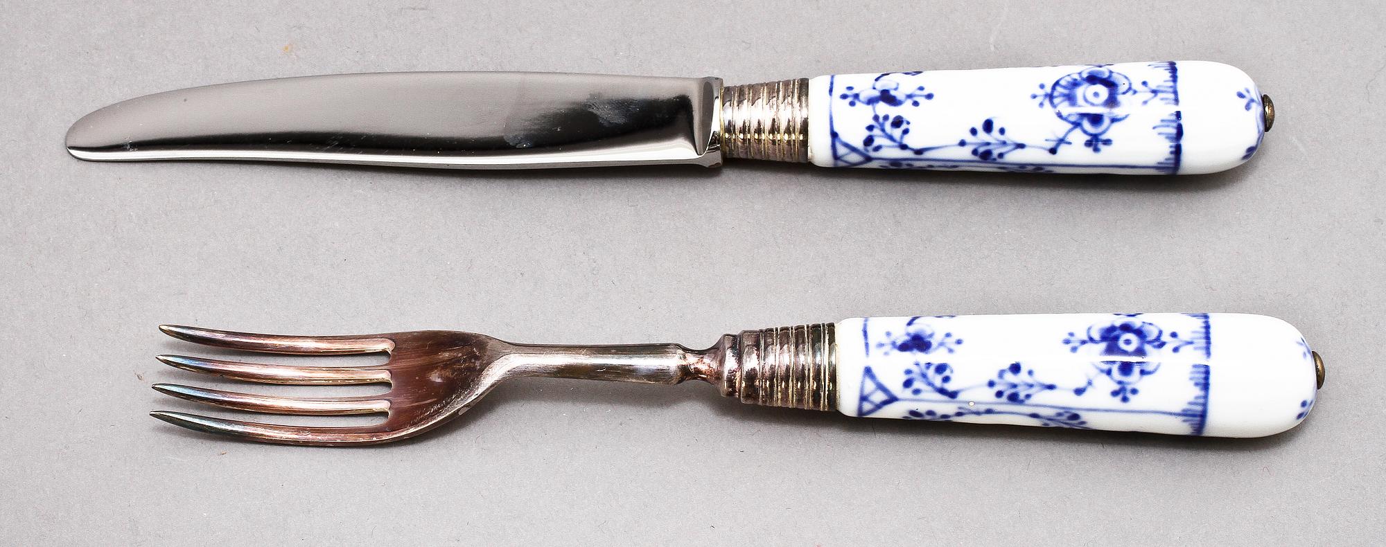 SERVISDELAR, 43 st, porslin, "Musselmalet", Royal Copenhagen.