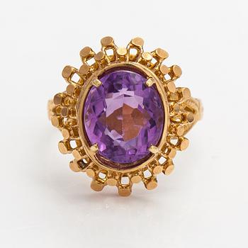 A ca. 21K gold ring with an amethyst.