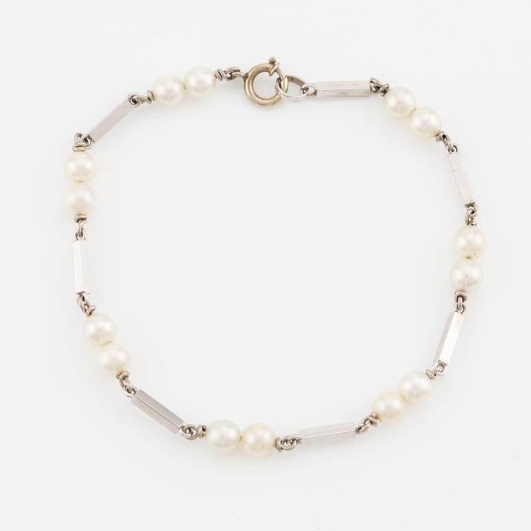 Bracelet, 18K white gold with cultured pearls.