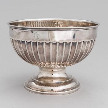 A footed sterling silver bowl, mark of John & William Deakin, Sheffield, 1925. Finnish control marks.