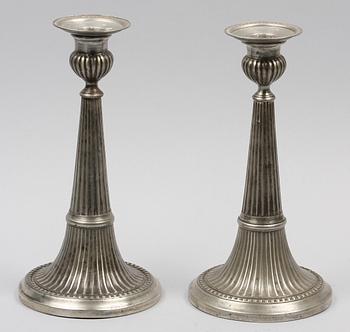 LJUSSTAKAR, ett par, tenn, gustavianska, Martin Artedius, Norrköping 1800.