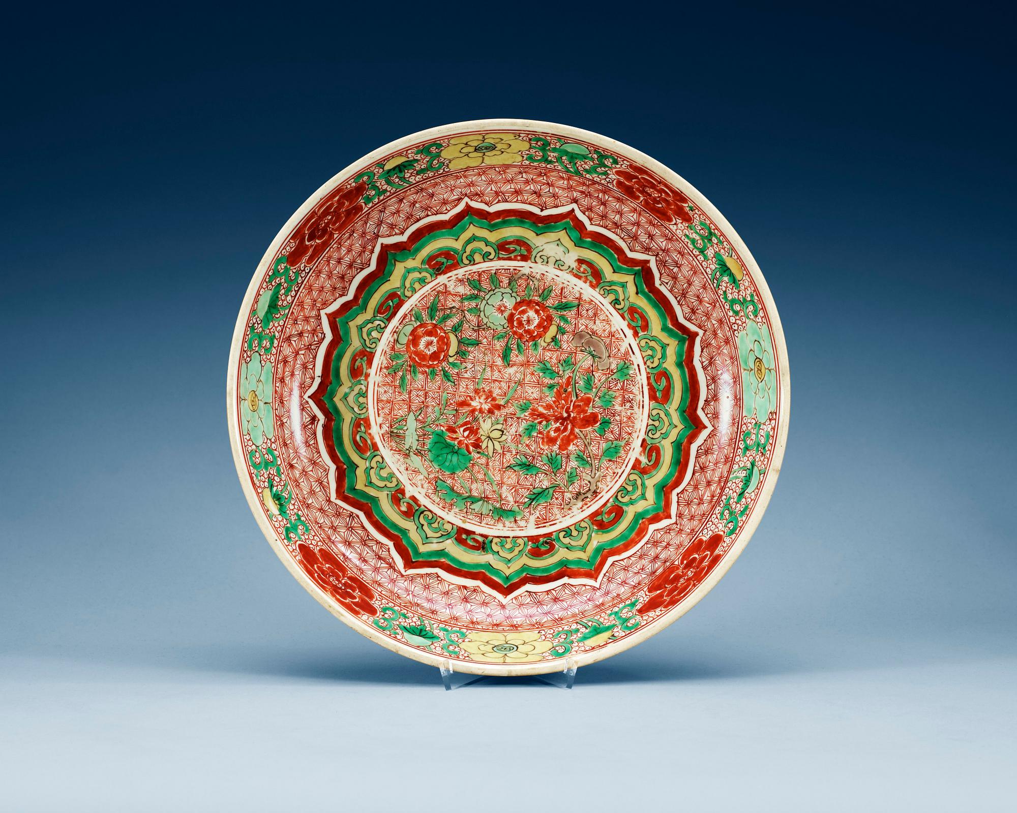 A wucai dish, Qing dynasty, Kangxi (1662-1722).