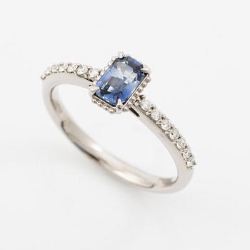 Ring 14K white gold with sapphire and brilliant-cut diamonds.