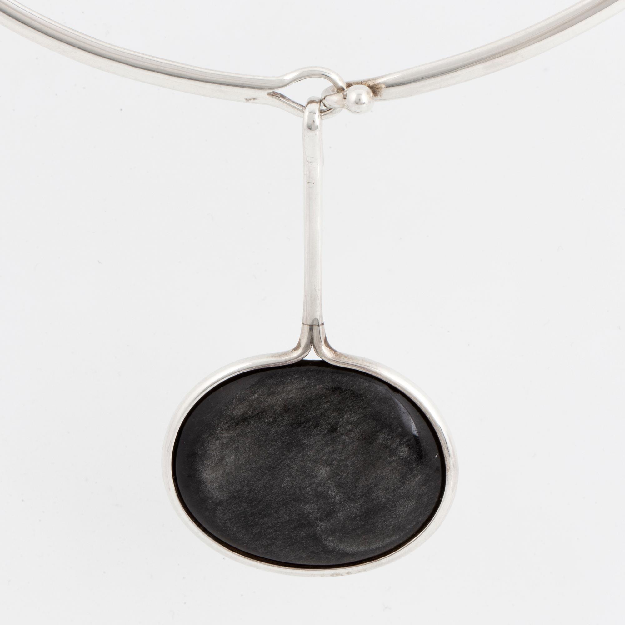 VIVIANNA TORUN BÜLOW-HÜBE, a sterling silver necklace with reversible mother-of-pearl and stone pendant.