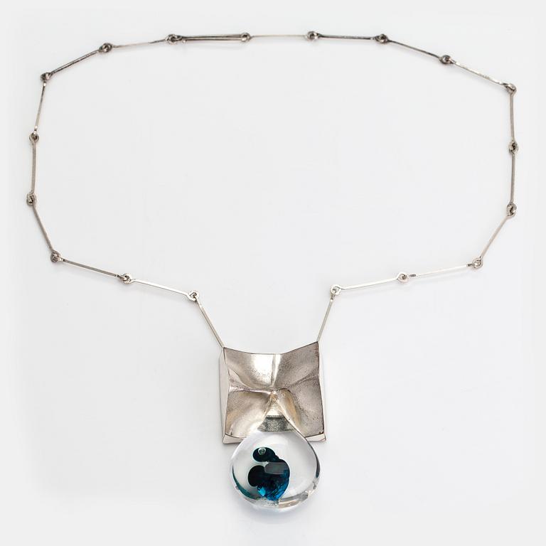 Björn Weckström, Halsband "Big drop", sterlingsilver och akryl. Lapponia 1973.