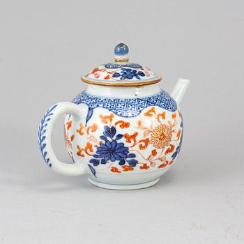 An imari teapot with cover, Qing dynasty, Qianlong (1736-95).