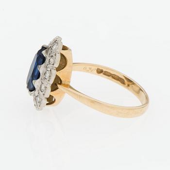 RING, 14K guld, briljantslipade diamanter, syntetisk safir. Pertti Aittila 1993.