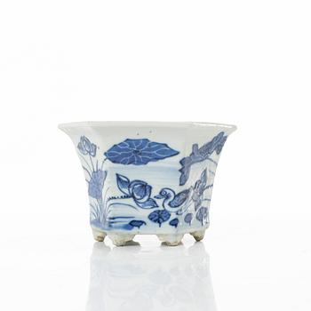 Skålar, tre stycken, samt litet blåvitt ytterfoder och lackask, porslin, Qingdynastin, 1800-tal.