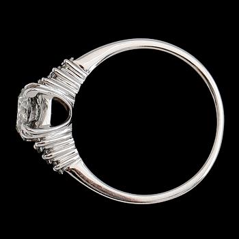 RING, 18 k vitguld, baguett- och briljantslipade diamanter tot ca 1.70 ct.
