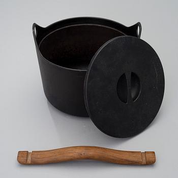 A cast iron pot, manufactured by Rosenlew in the 1960s-70s, Finland.