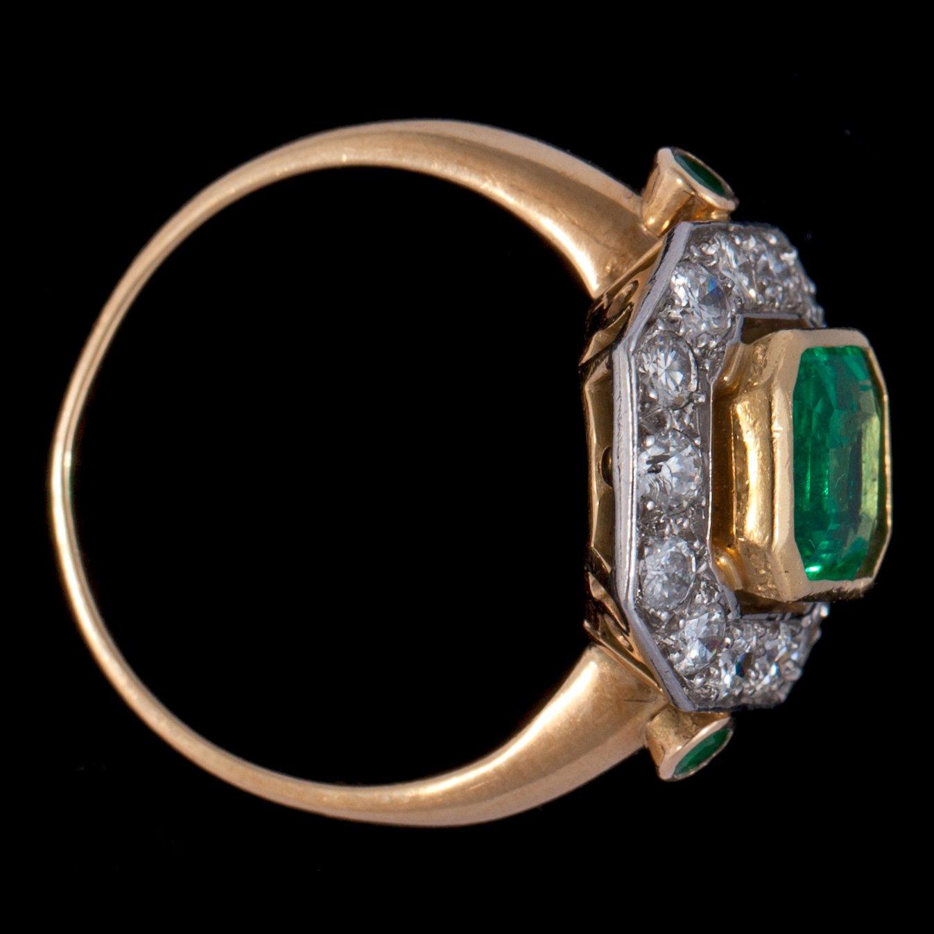 RING, smaragdslipad smaragd, 1.90 ct, och briljantslipade diamanter, tot. 1.60 ct.