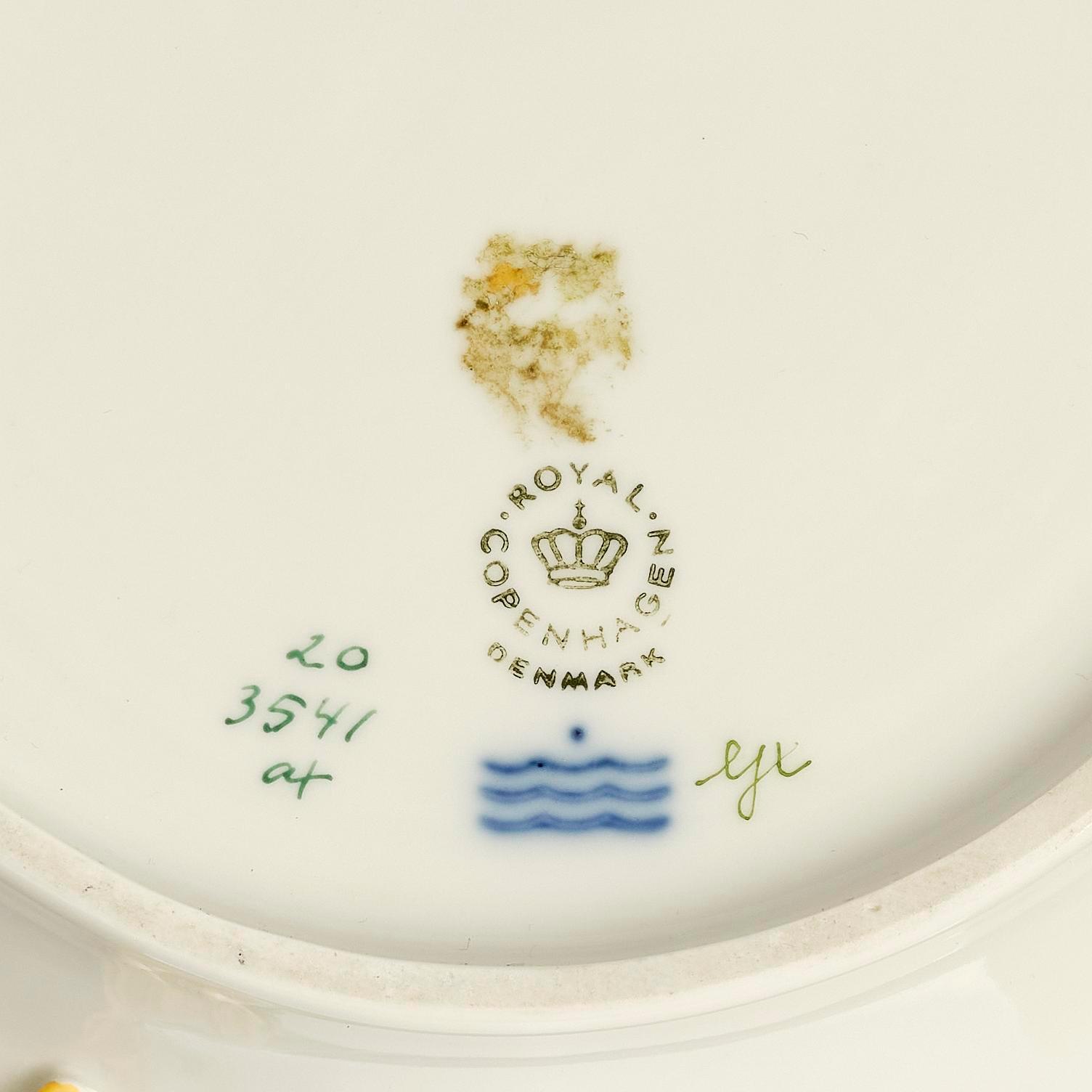 A pair of Royal Copenhagen 'Flora Danica' dishes, Denmark, 20th century.