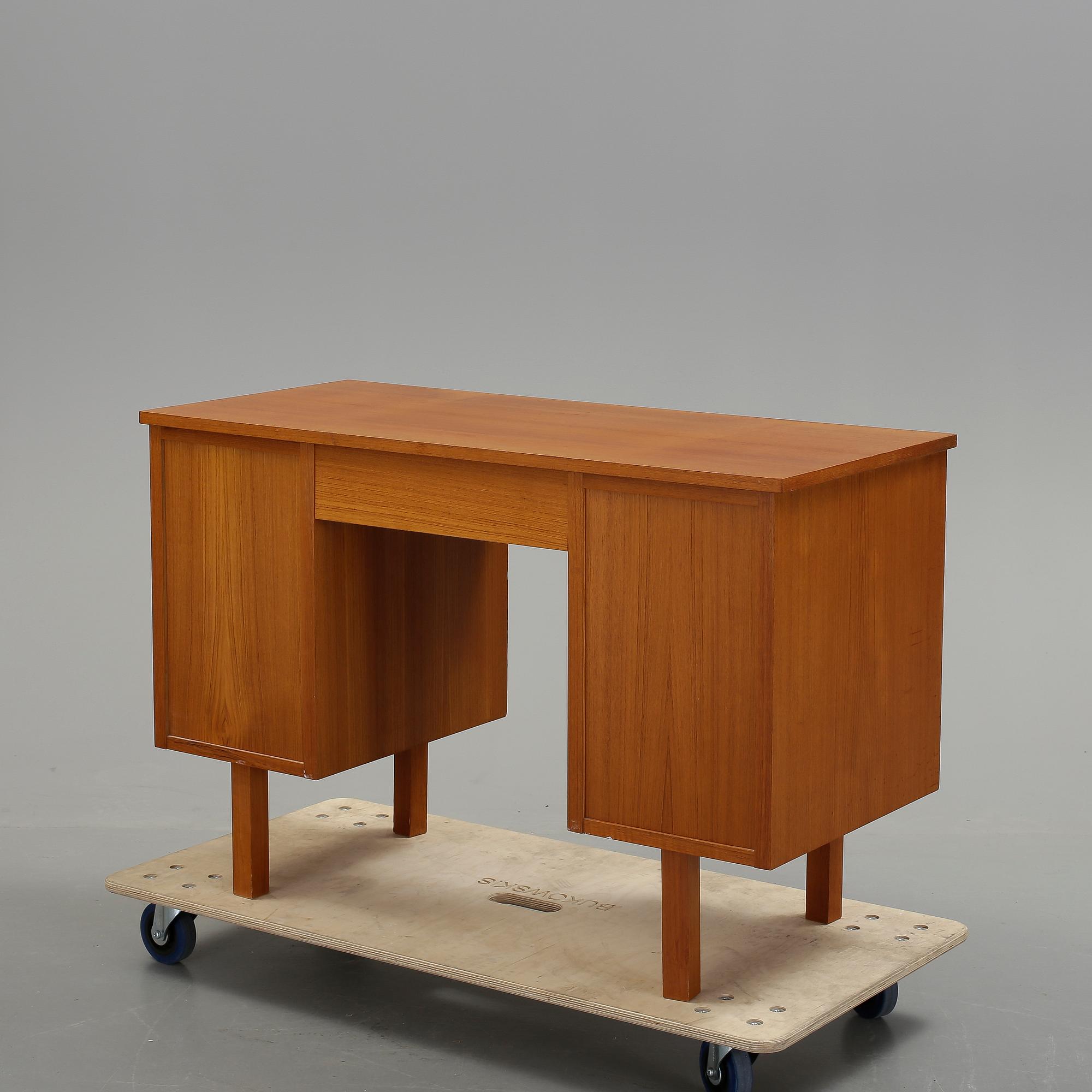SKRIVBORD, teak, 1900-talets andra hälft.