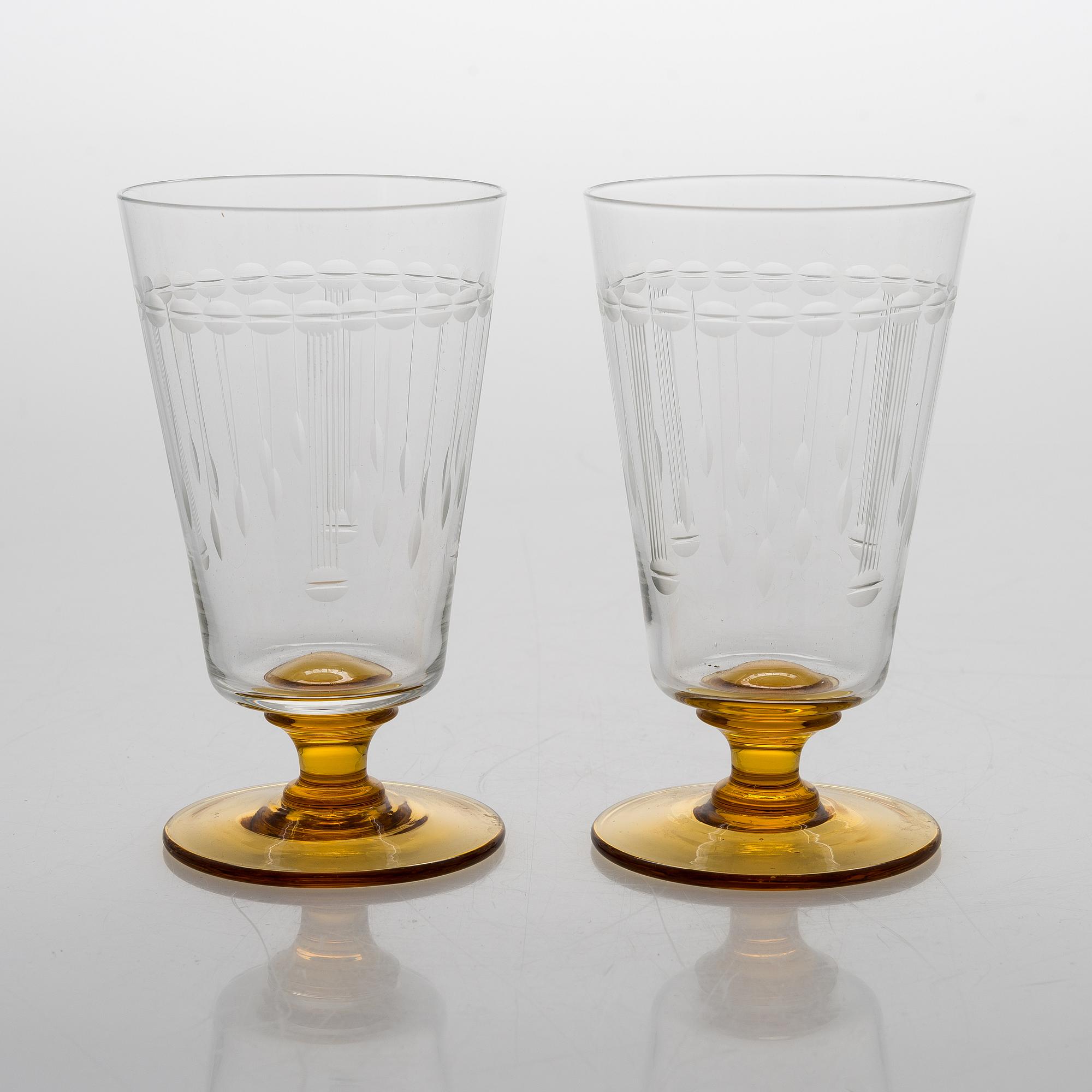 A glass pitcher with six glasses from around the 1920s.