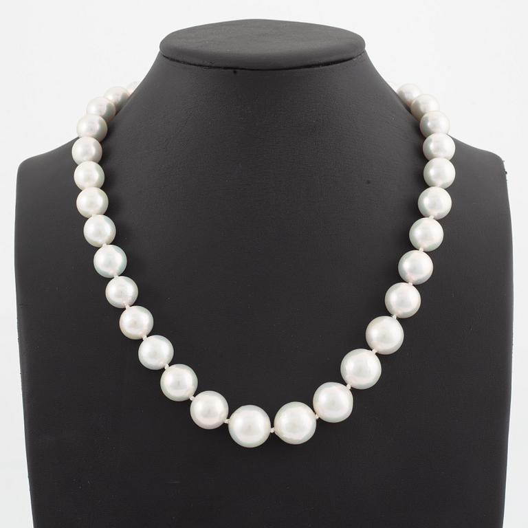 Necklace, with cultured South Sea pearls, clasp 18K gold.