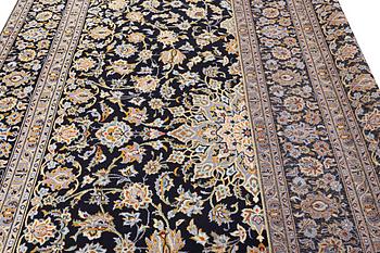 A Kashan carpet, c. 410 x 270 cm.