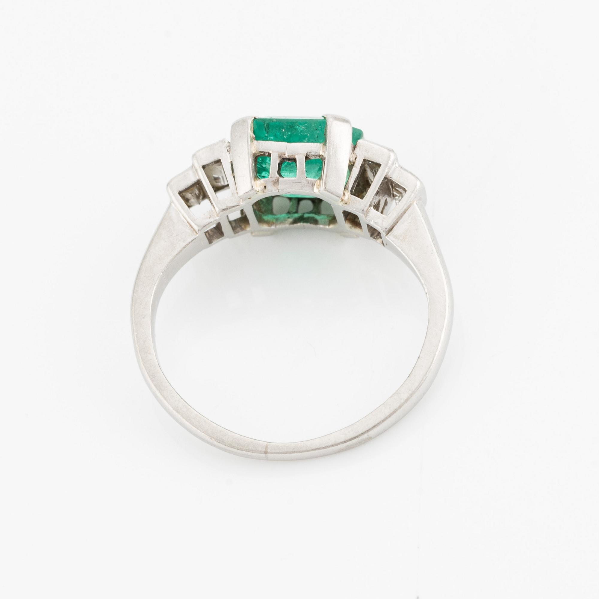 Ring, platina med smaragd och baguetteslipade diamanter.