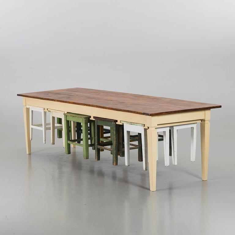 A MODERN TABLE MED STOOLS.