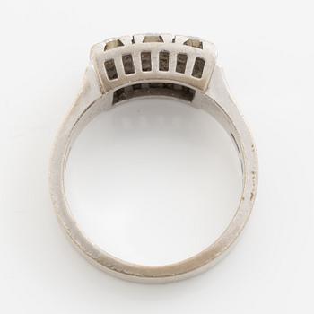 Ring, 18K vitguld med briljantslipade och åttkantslipade diamanter, totalt 0.57 ct enligt gravyr.