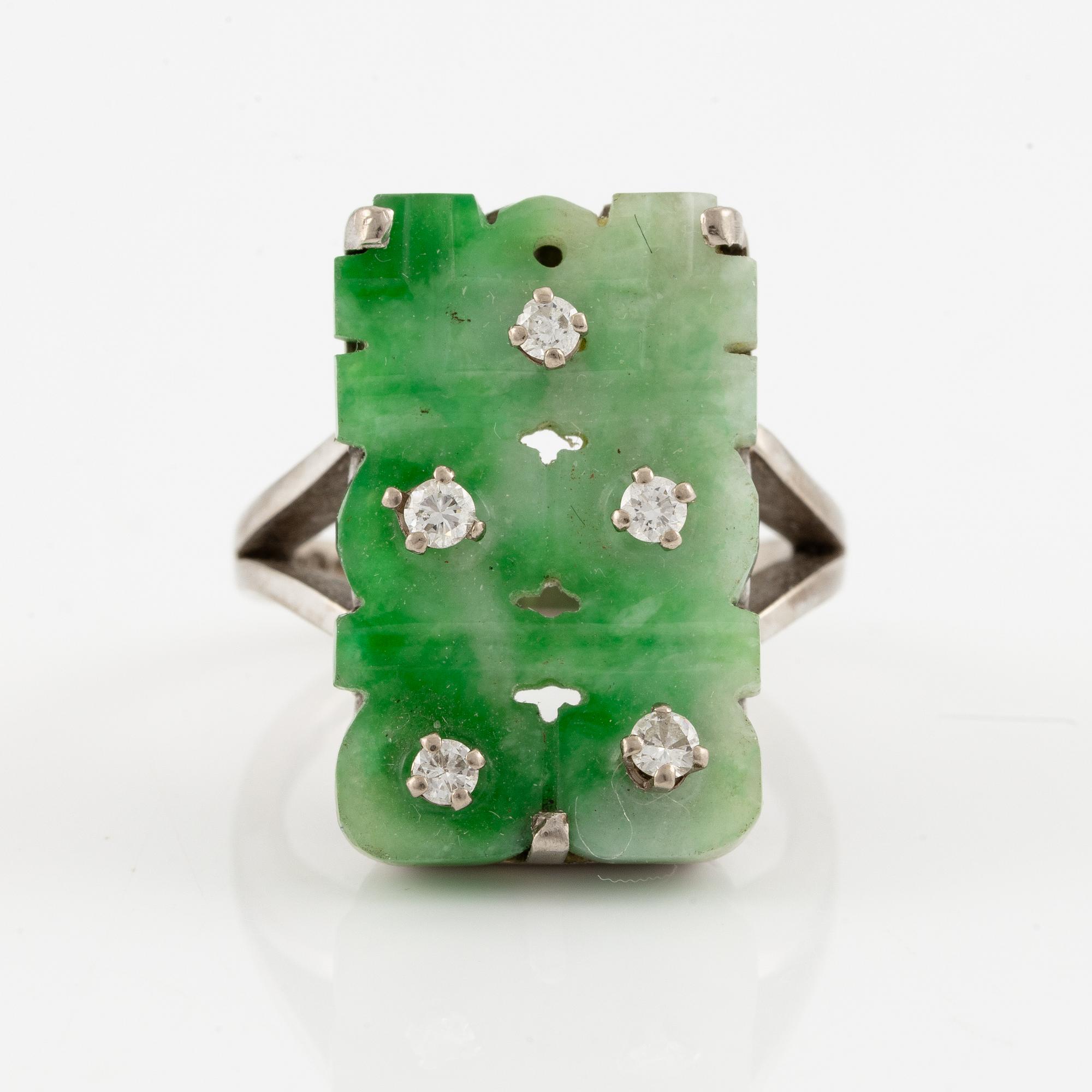 Ring, 18K white gold with a carved green stone and brilliant-cut diamonds.