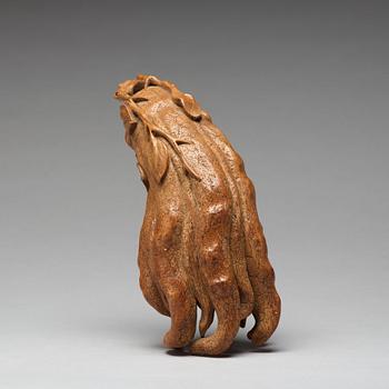 A bamboo carving of buddhas hand/a finger lemon, Qing dynasty (1644-1912).