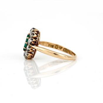 RING, 18K guld med smaragd, ca 0,45 ct och diamanter, tot ca 1,00 ct, Axelssons, Stockholm, 1917. Total vikt ca 3,12 g.