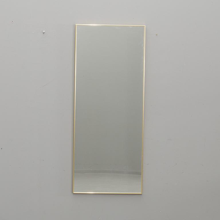 A WALL BRASS MIRROR. SECOND HALF OF 20TH CENTURY.