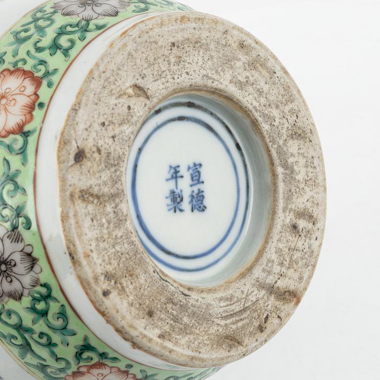 A wucai decorated vase, Qing dynasty, 19th Century.