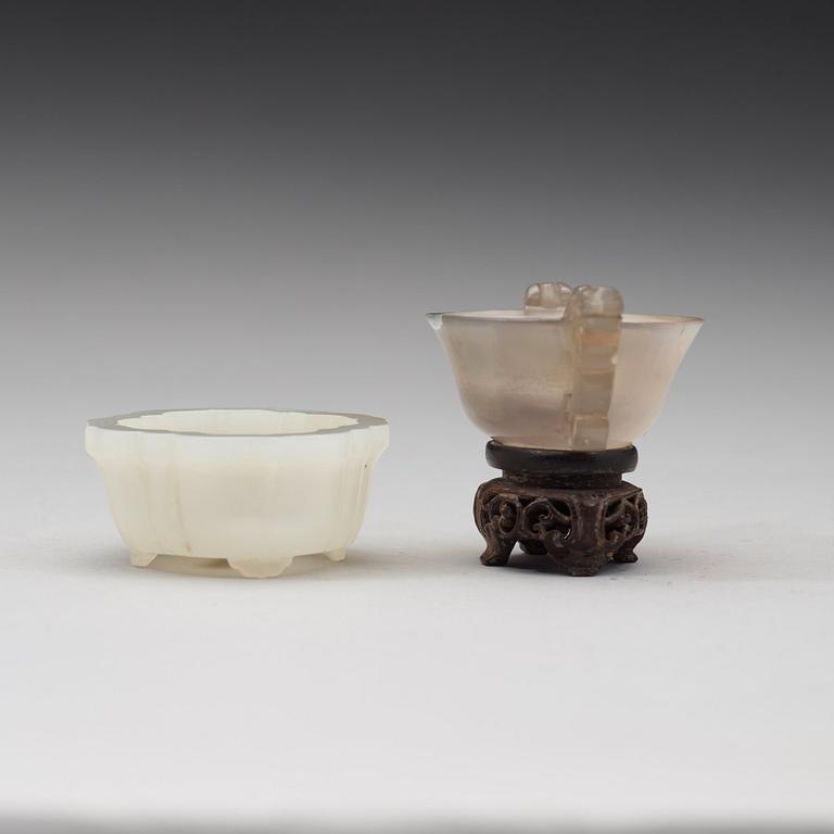 A small nephrite bowl and an agate cup, late Qing dynasty (1644-1912).