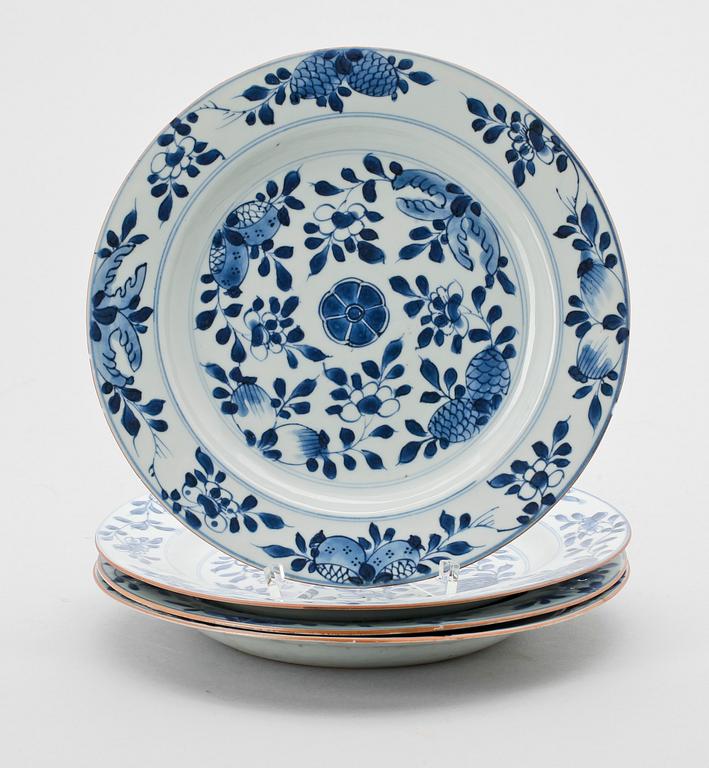 TALLRIKAR, 4 st snarlika, porslin, Kina, 1700-tal.