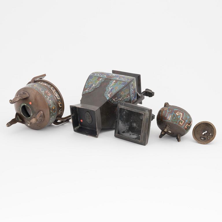 Rökelsekar, två stycken samt vas med lock, closonné. Japan, Meiji (1868-1912).