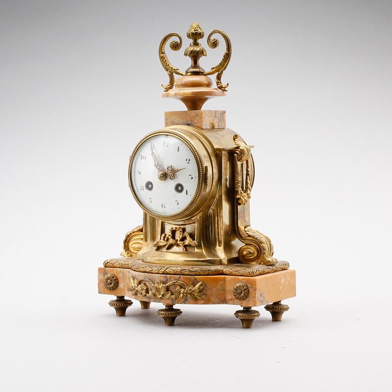 BORDSPENDYL, förgylld mässing och marmor, Frankrike, 1900-talets första hälft.