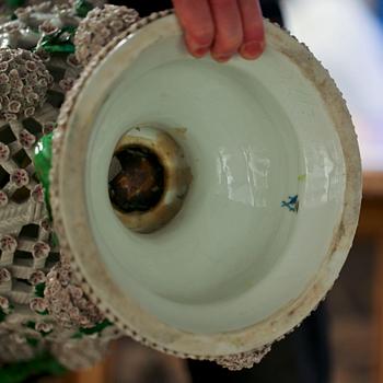 POTPURRIURNA, porslin, meissenliknande märke, 1900-tal.