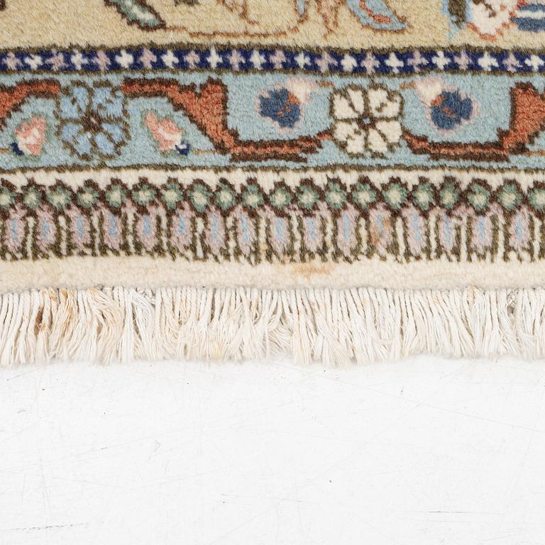 A Tabriz type carpet, c. 300 x 200 cm.