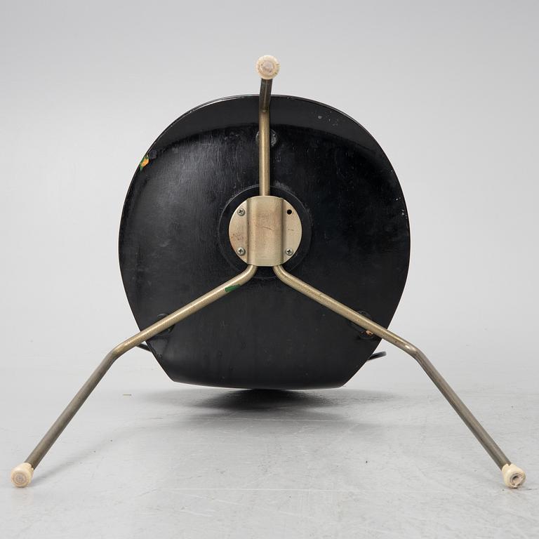 Arne Jacobsen, stolar, 4 st, "Myran", Fritz Hansen, Danmark, 1900-talets andra hälft resp 2024.