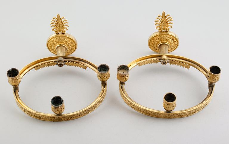 VÄGGAPPLIQUER, 1 par, förgylld brons, empire, 1800-talets första hälft.