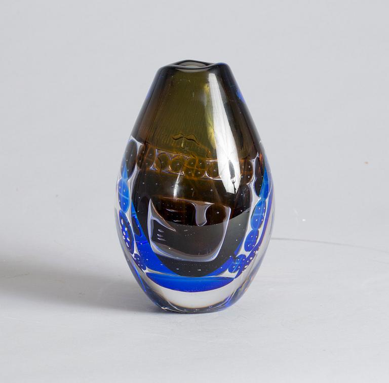 VAS, glas, sign Edvin Öhrström, Orrefors 9579(1)3. Signerad och daterad Gallery -86.