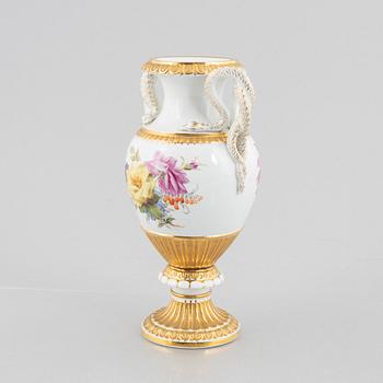 A porcelain urn, Meissen, mid 19th century.