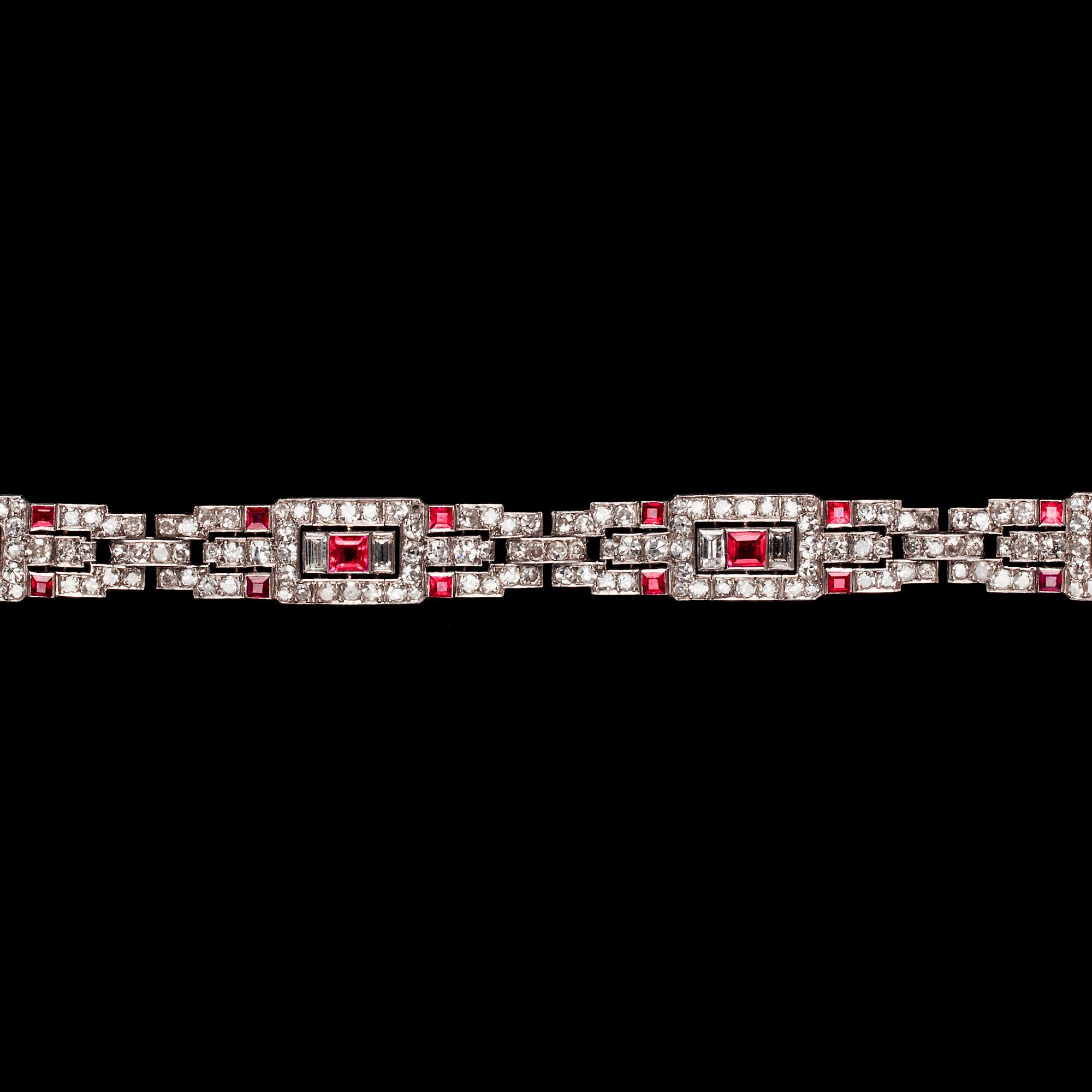 ARMBAND, åttkant- och smaragdslipade diamanter, tot. ca 5.50 ct samt carréslipade rubiner, 1930-tal.