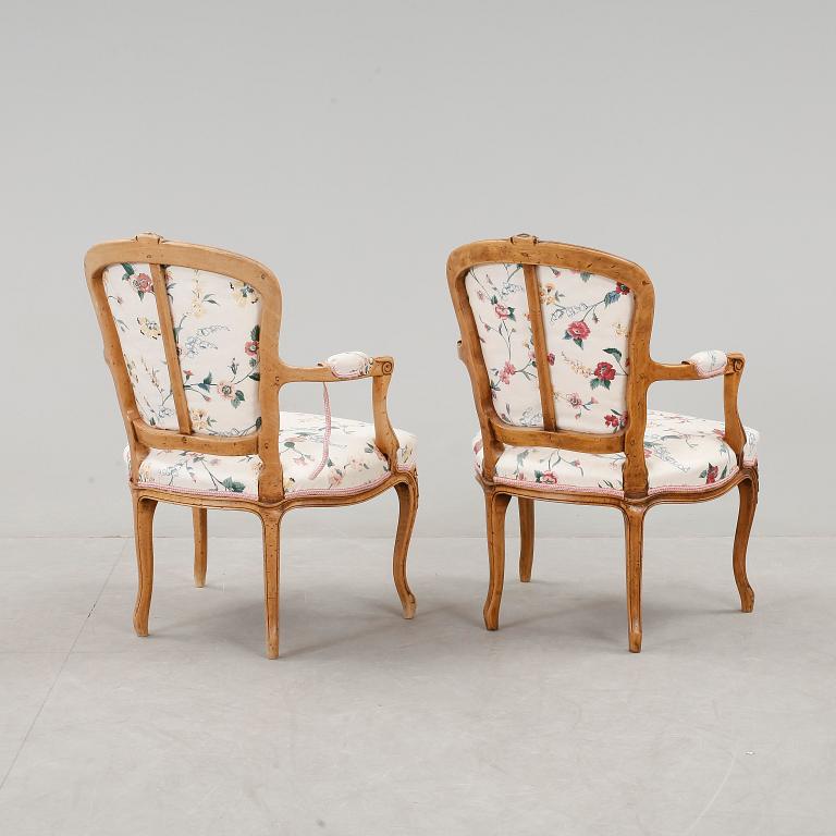 KARMSTOLAR, ett par. Louis XV-stil, 1800-tal.