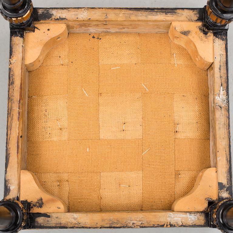 TABURETTER, ett par, sengustavianska.Omkring år 1800.