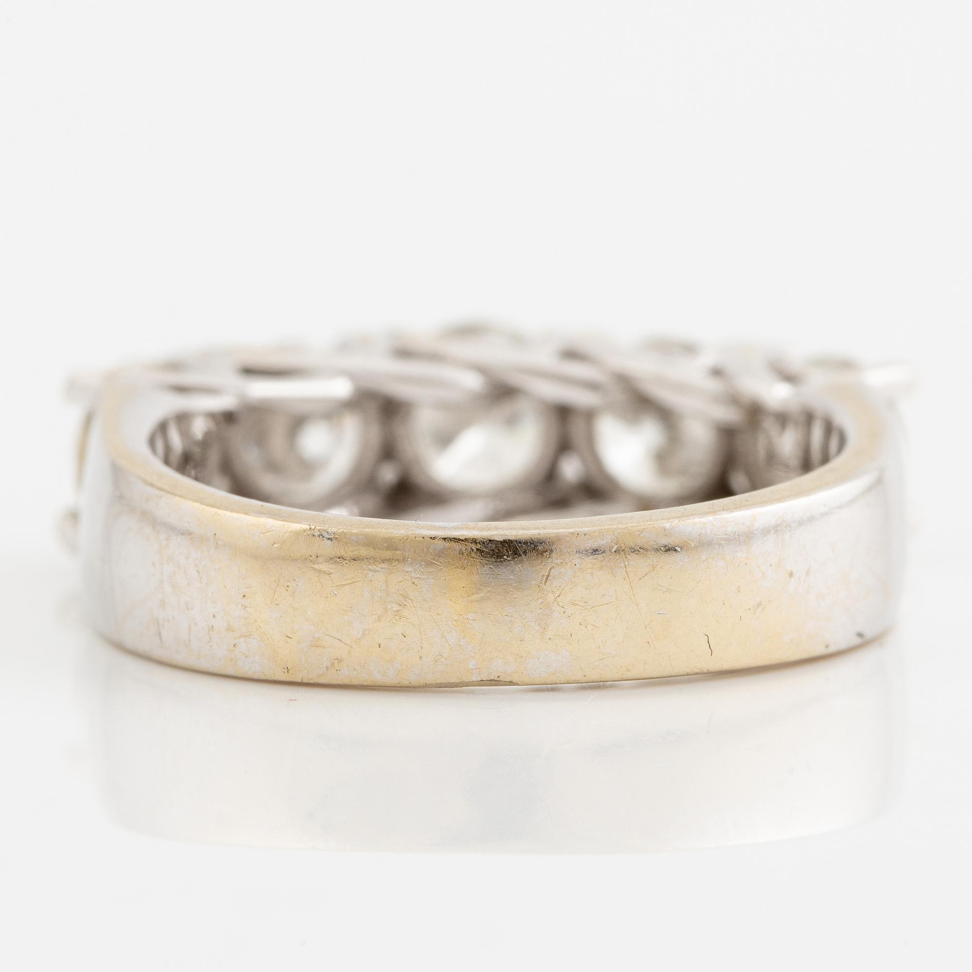 Ring, 18K white gold with five brilliant-cut diamonds.