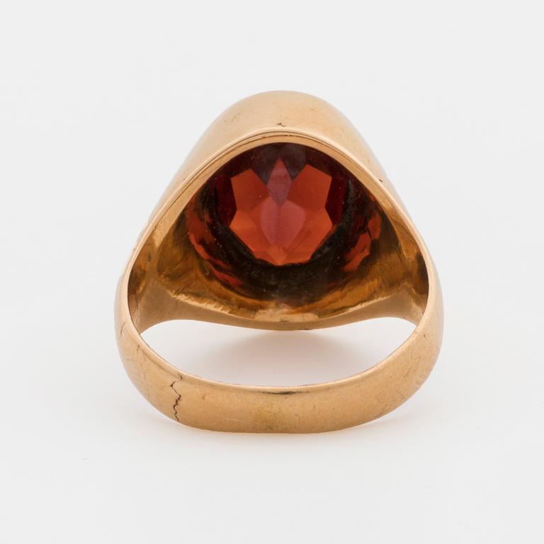 RING 18K guld almandin granat.