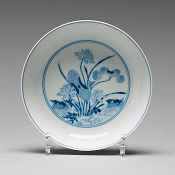 944. A blue and white dish, Qing dynasty (1644-1912).