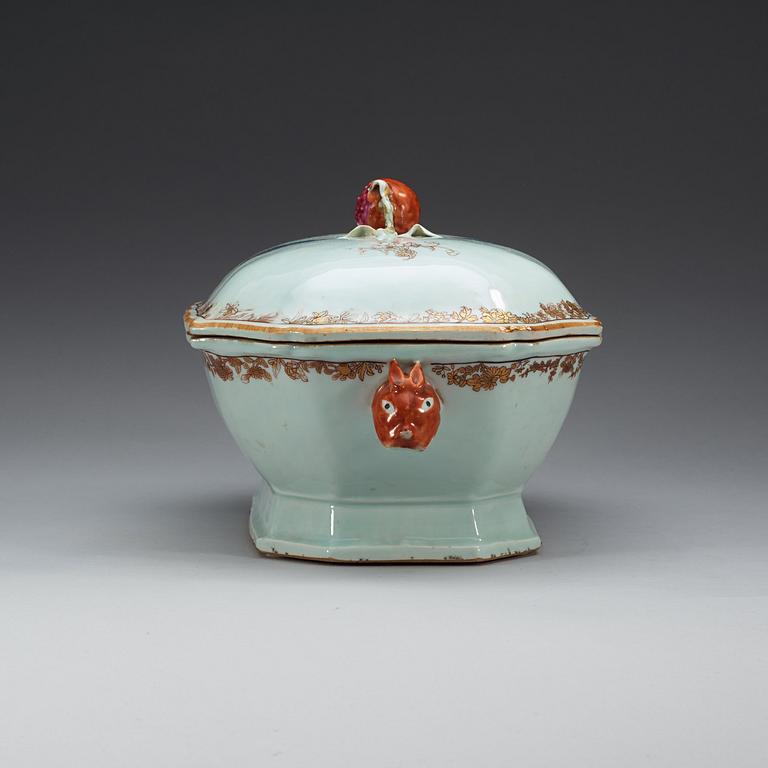 TERRIN med LOCK samt FAT, vapenporslin. Qing dynastin, Qianlong (1736-95).