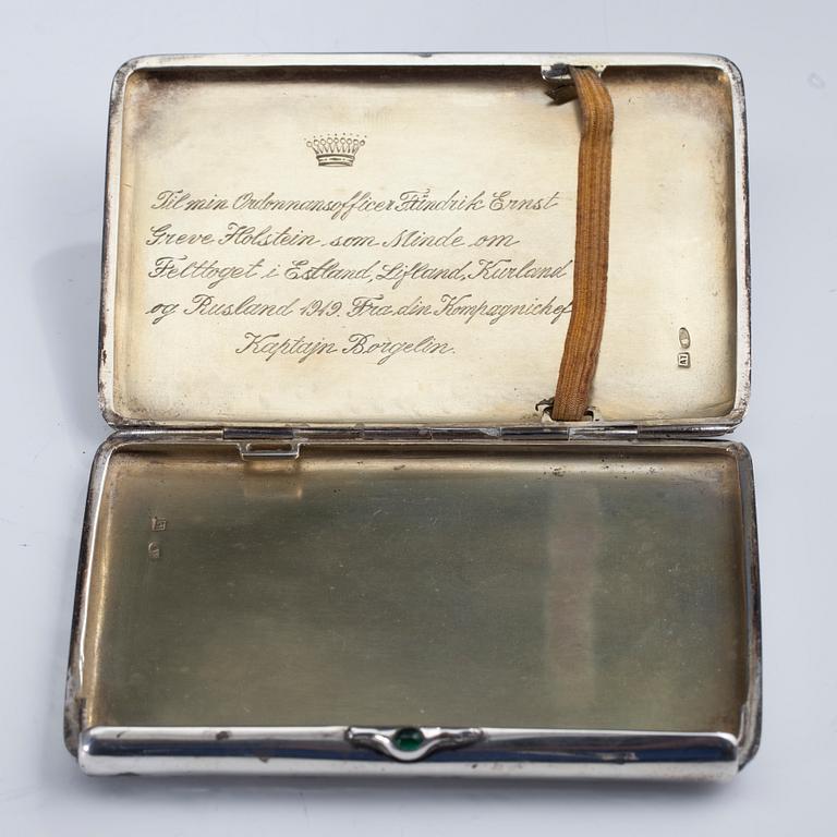 CIGARRETTETUI, silver med grön sten, Moskva, Ryssland ca 1910-20. Vikt 177,5 g.