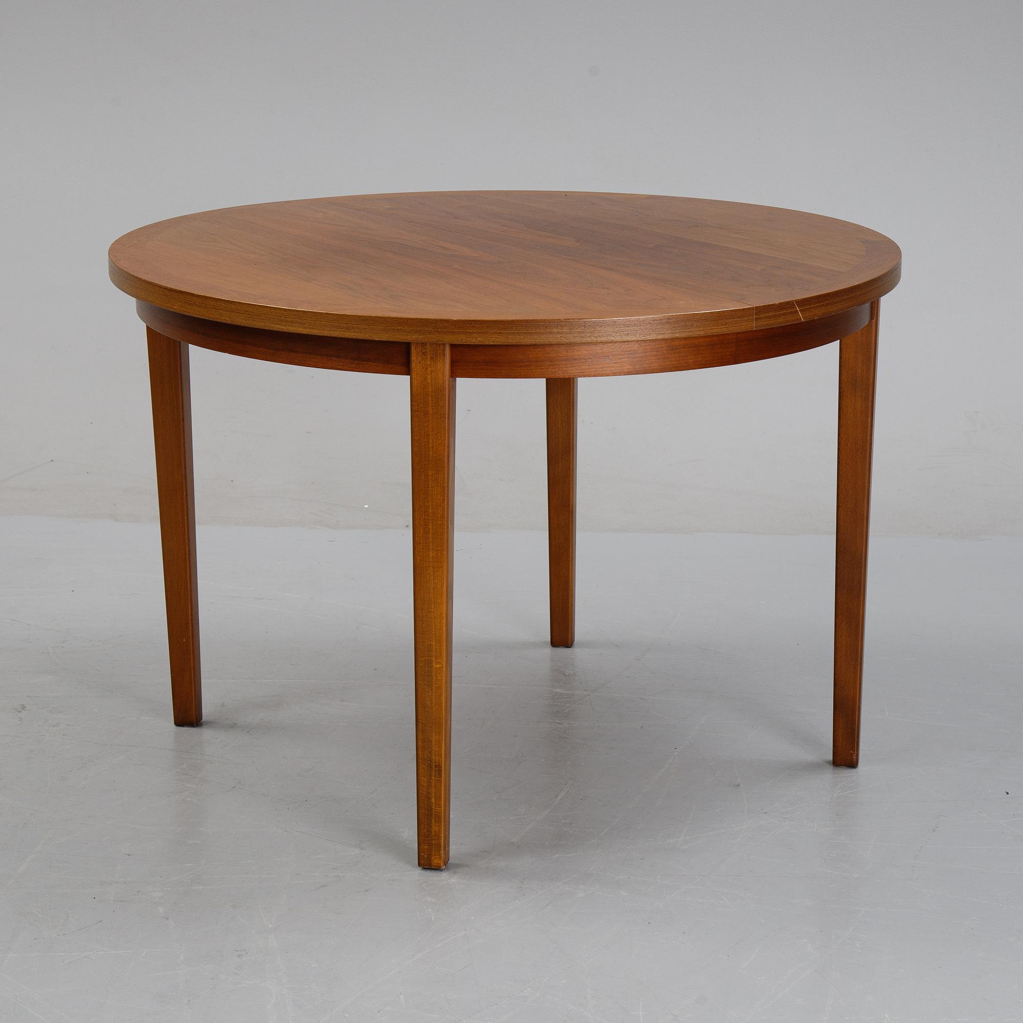 A mahogany veneer dining table, second half of the 20th century.